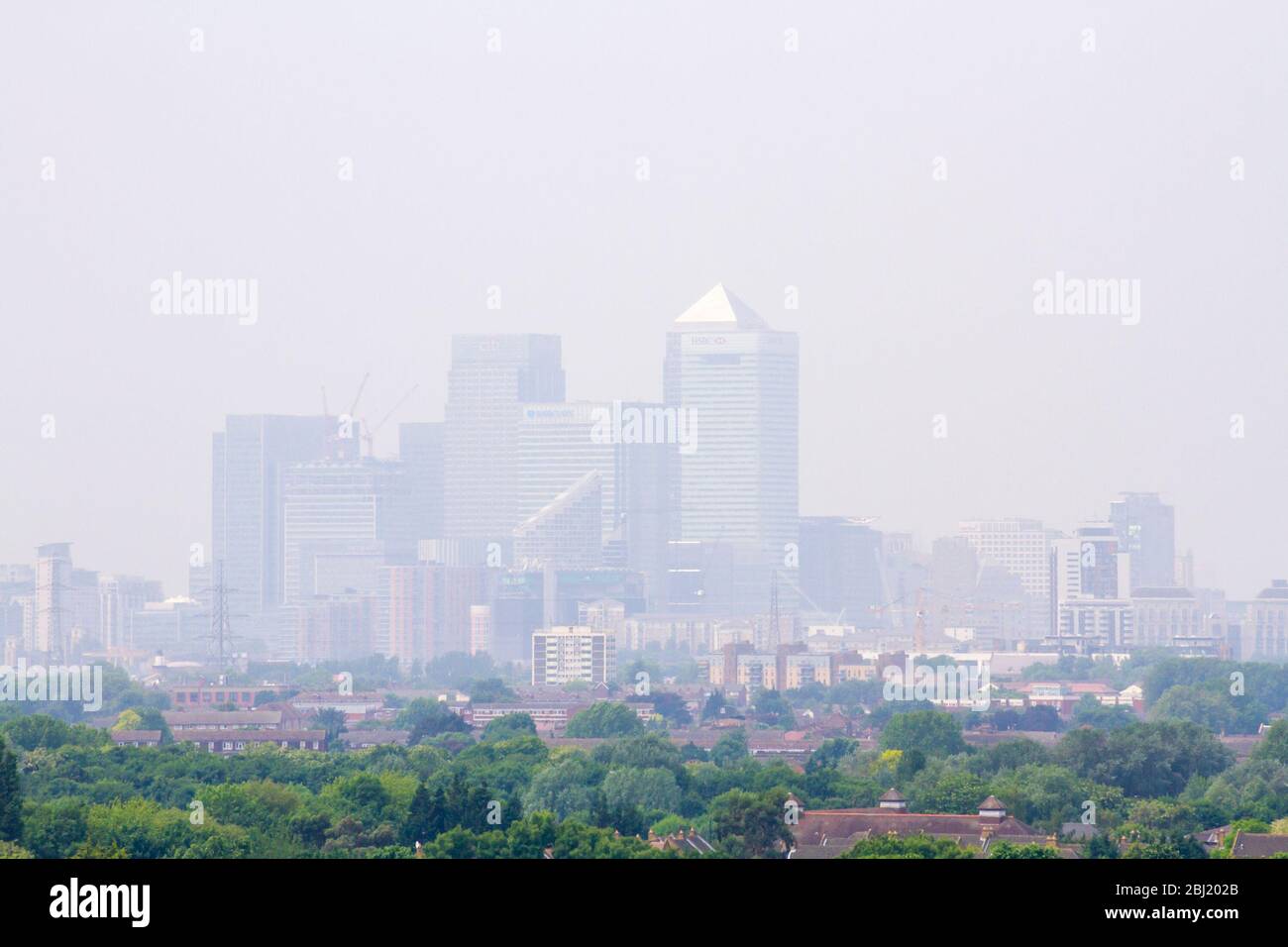 Luftverschmutzung london, nebliger Tag urbaner Smog über der Stadt London Canary Wharf an einem warmen Sommernachmittag, großbritannien Stockfoto