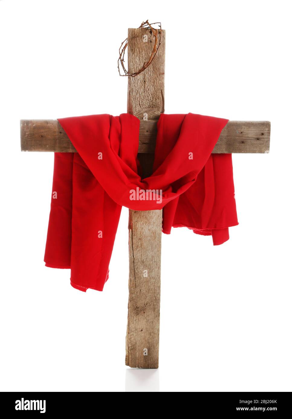 Kreuz mit Dornenkrone und rotem Tuch, isoliert auf weiß Stockfoto