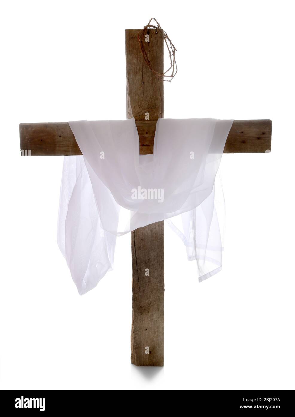 Kreuz mit Dornenkrone und Tuch, isoliert auf weiß Stockfoto
