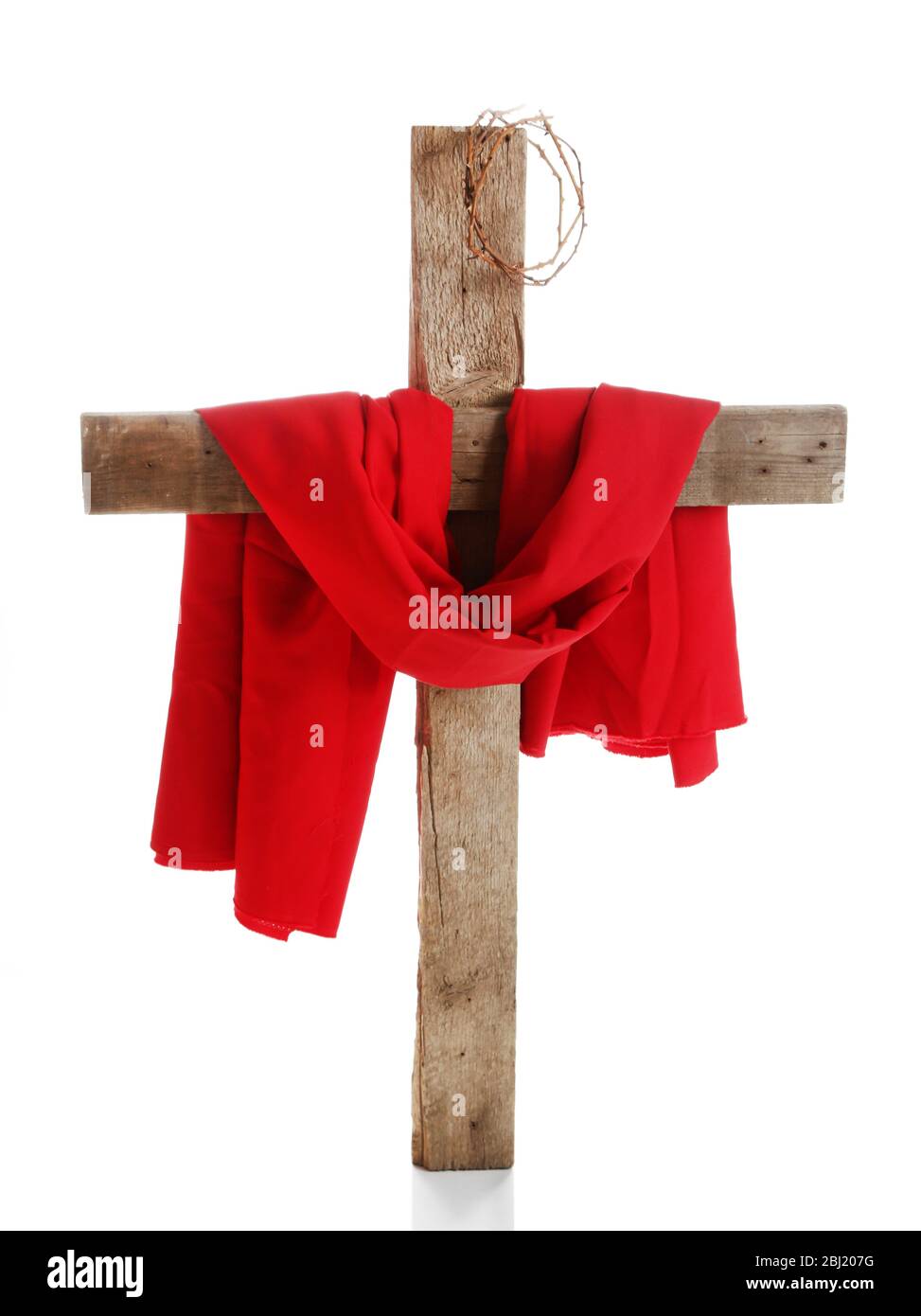 Kreuz mit Dornenkrone und rotem Tuch, isoliert auf weiß Stockfoto
