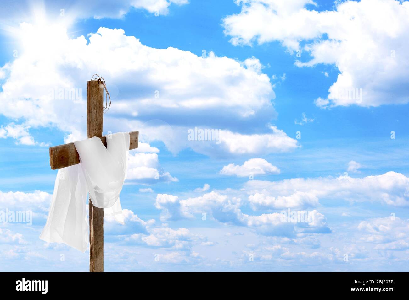 Kreuz mit Dornenkrone und Tuch, auf blauem Himmel Hintergrund Stockfoto