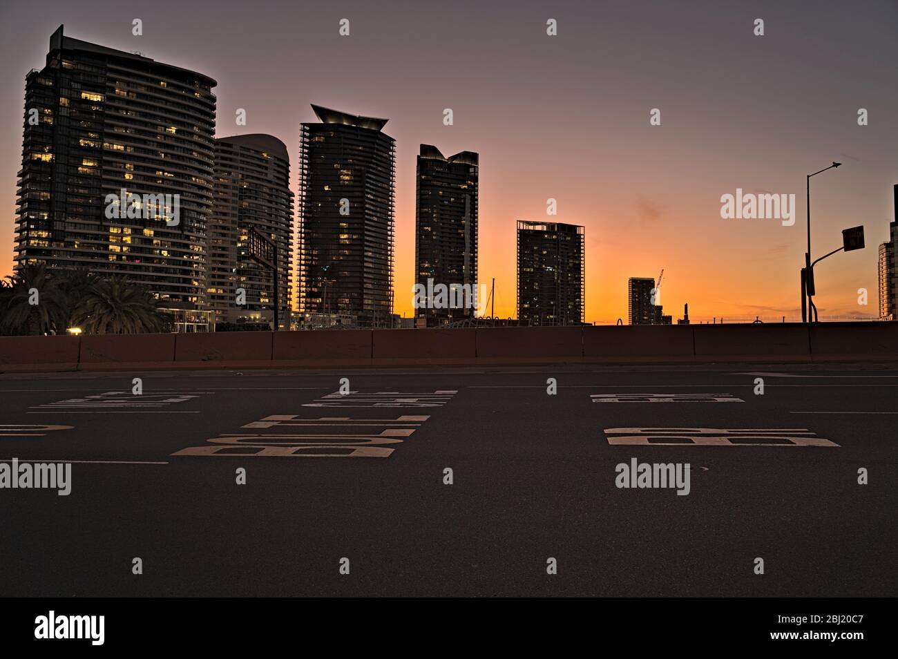 Einige zufällige Wolkenkratzer in Melbourne von der Jim Stynes Bridge Stockfoto