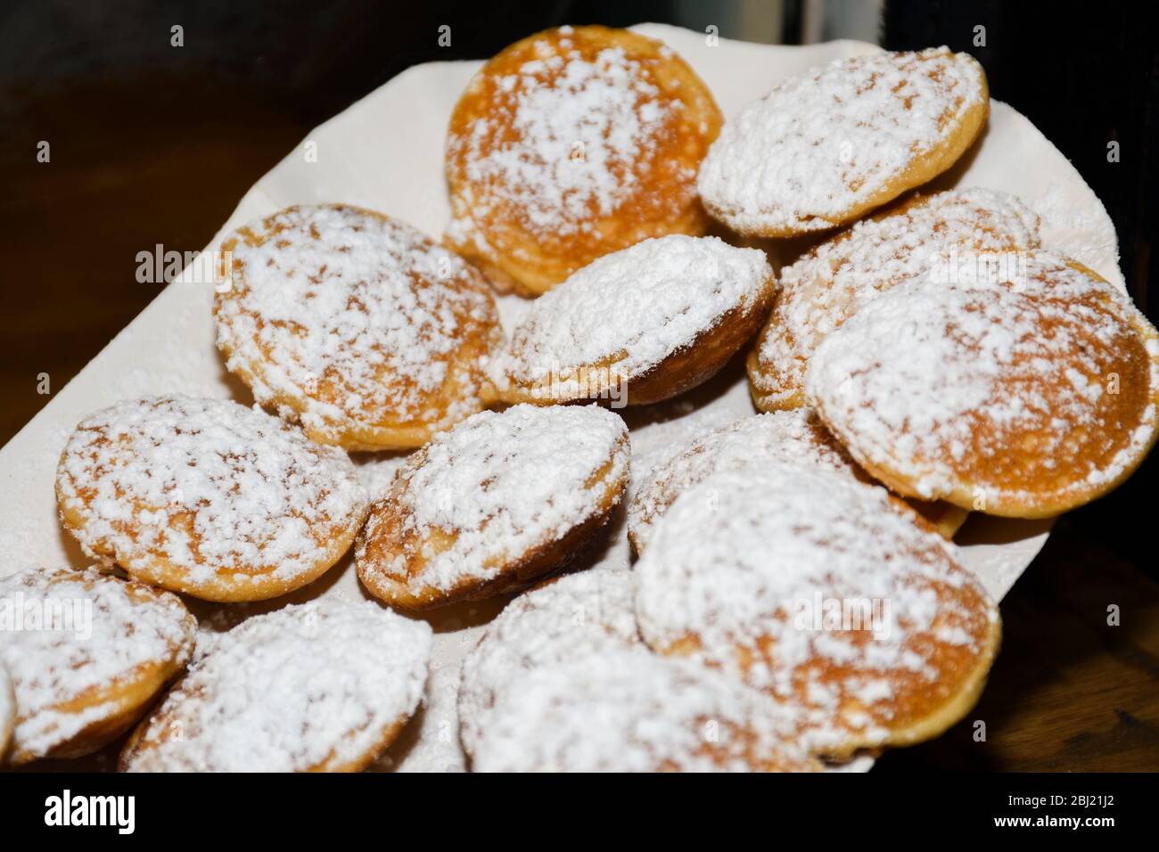 Street Food Dessert: Waffeln und kleine Pfannkuchen mit ...