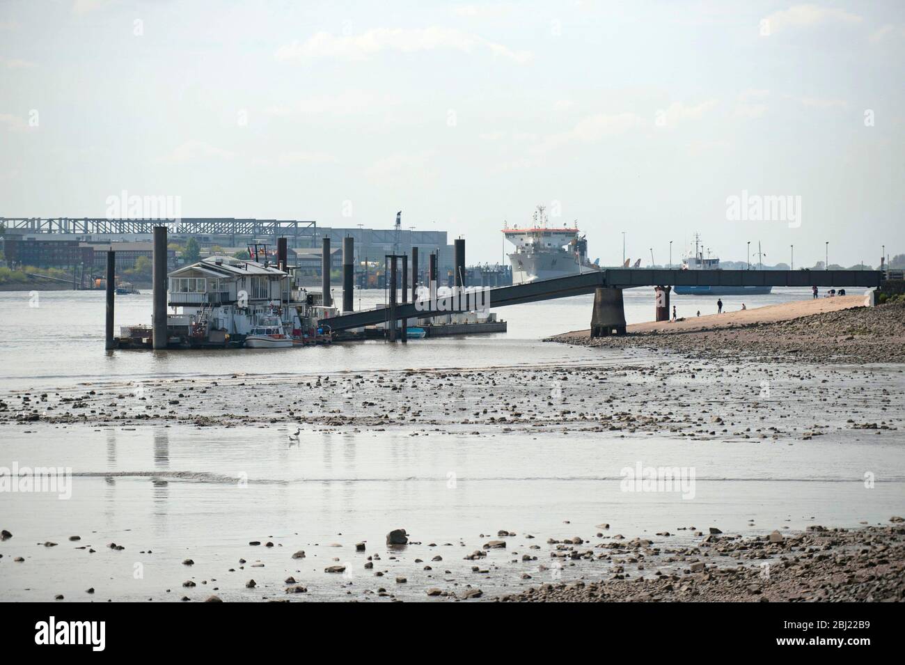 Elbe in Hamburg, Niedrigwasser , Flussbett trocken aus, am 27. April 2020 Stockfoto