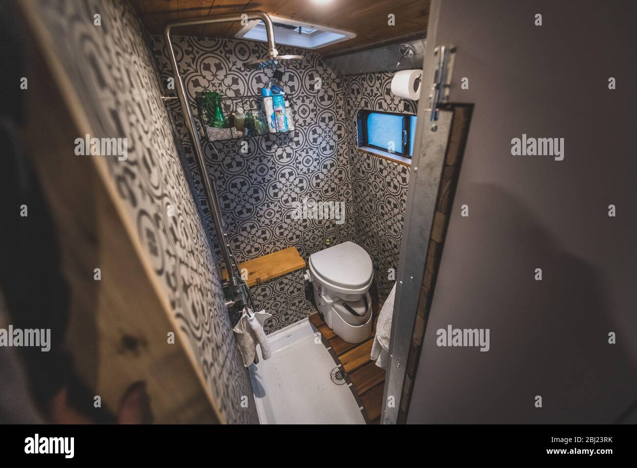 Dusche Nasszelle im Wohnmobil mit gefliesten Wänden, Dusche und WC. Stockfoto
