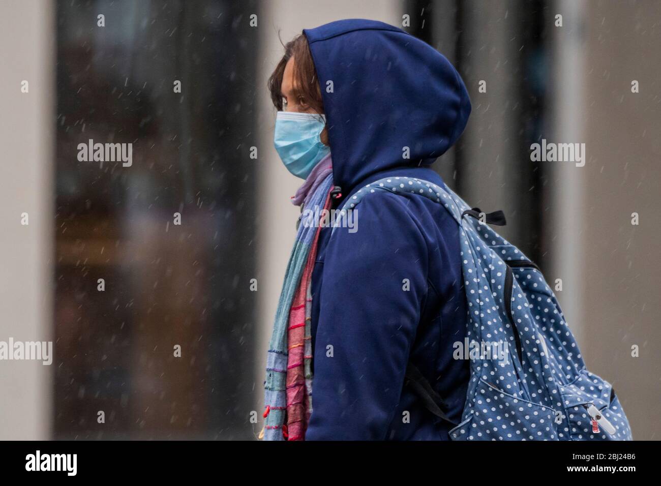 London, Großbritannien. April 2020. Der Einkauf muss noch gemacht werden - der erste starke Regen hört nicht auf, aber reduziert die Outdoor-Aktivitäten rund um Clapham Common stark. Die "Lockdown" geht weiter für den Ausbruch des Coronavirus (Covid 19) in London. Kredit: Guy Bell/Alamy Live News Stockfoto