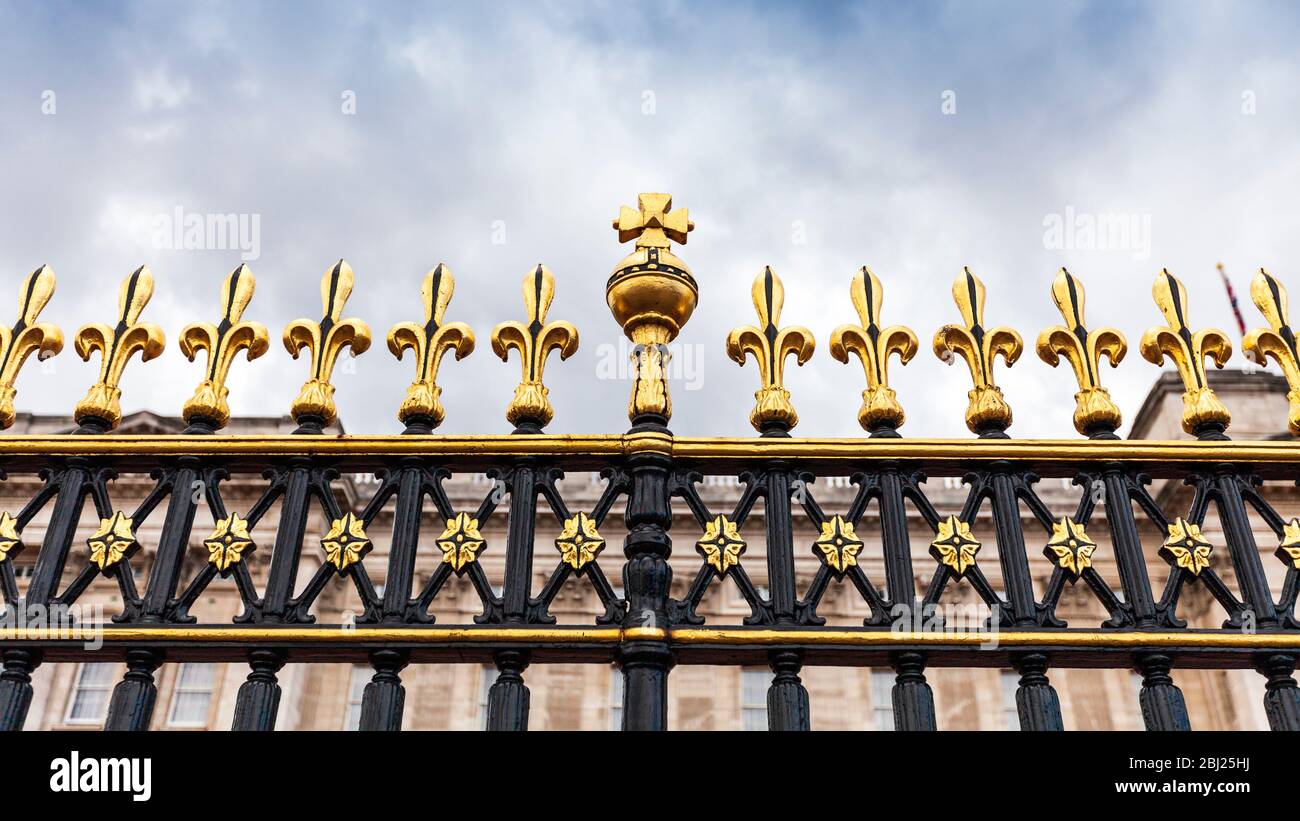 Das goldene und schwarze Geländer des Buckingham Palace, London, England Stockfoto