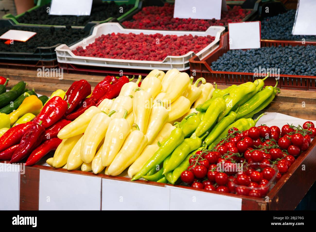 Frisches Obst und Gemüse in der Großen Markthalle in Budapest, Ungarn Stockfoto