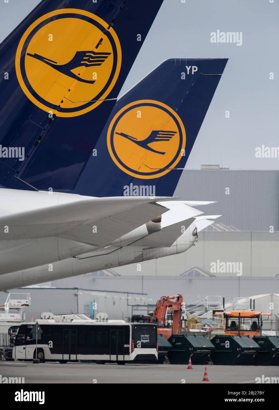 28. April 2020, Hessen, Frankfurt/Main: Stillgelegte Lufthansa-Jets am Frankfurter Flughafen. Bei den Verhandlungen über mögliche Corona-Beihilfen erwägt Lufthansa auch die Insolvenz unter eigener Verwaltung statt direkter staatlicher Intervention. Foto: Boris Roessler/dpa Stockfoto