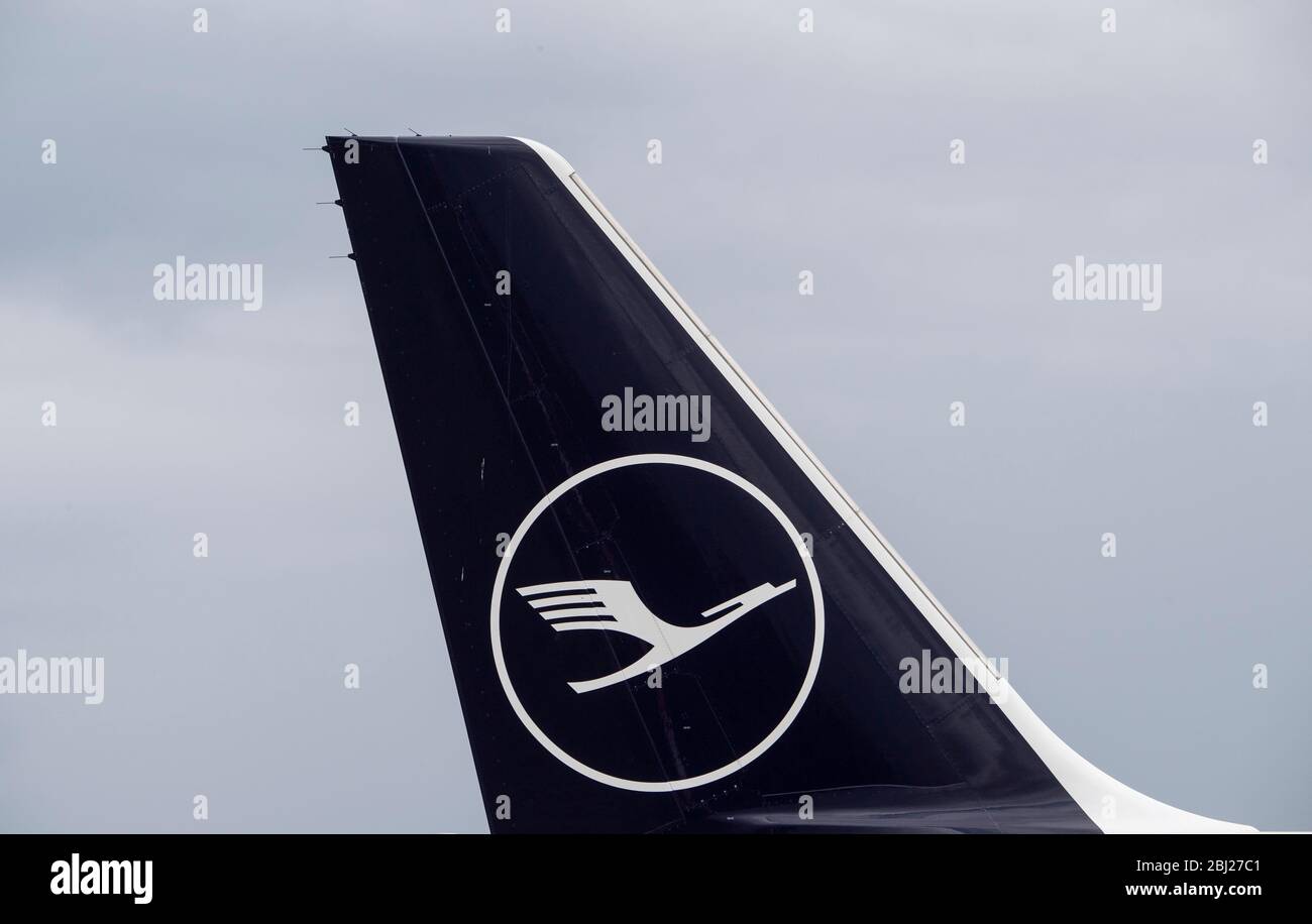 28. April 2020, Hessen, Frankfurt/Main: Ein stillgelegter Lufthansa Jet steht am Frankfurter Flughafen. Bei den Verhandlungen über mögliche Corona-Beihilfen erwägt Lufthansa auch die Insolvenz unter eigener Verwaltung statt direkter staatlicher Intervention. Foto: Boris Roessler/dpa Stockfoto