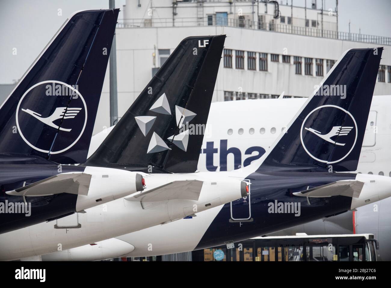 28. April 2020, Hessen, Frankfurt/Main: Stillgelegte Lufthansa-Jets am Frankfurter Flughafen. Bei den Verhandlungen über mögliche Corona-Beihilfen erwägt Lufthansa auch die Insolvenz unter eigener Verwaltung statt direkter staatlicher Intervention. Foto: Boris Roessler/dpa Stockfoto