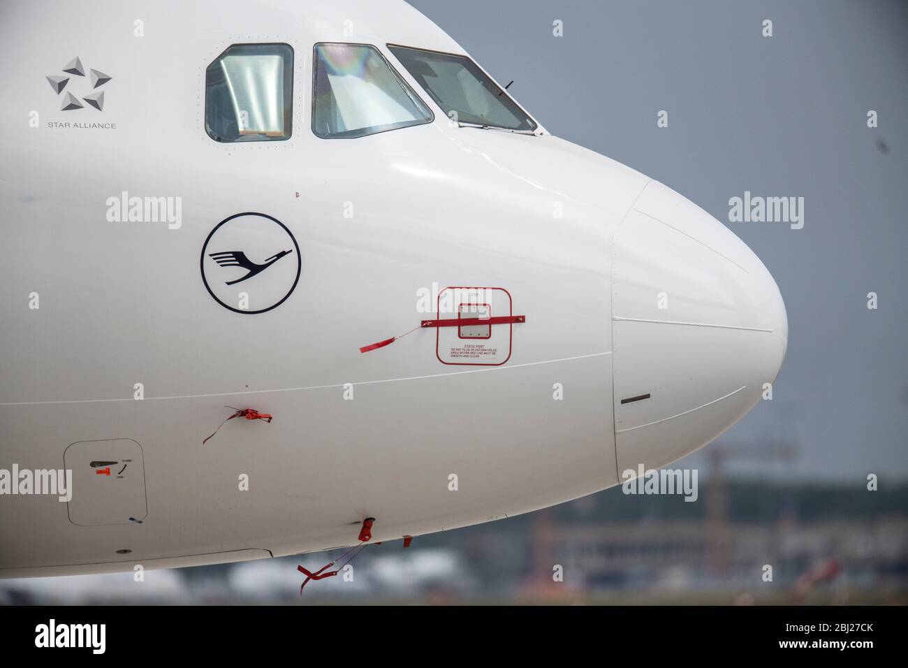 28. April 2020, Hessen, Frankfurt/Main: Ein stillgelegter Lufthansa Jet steht am Frankfurter Flughafen. Bei den Verhandlungen über mögliche Corona-Beihilfen erwägt Lufthansa auch die Insolvenz unter eigener Verwaltung statt direkter staatlicher Intervention. Foto: Boris Roessler/dpa Stockfoto