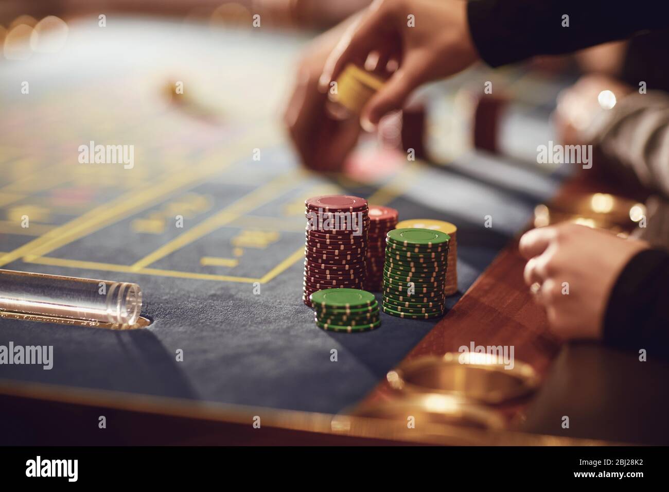 Hände von Menschen am Roulette Tisch. Stockfoto