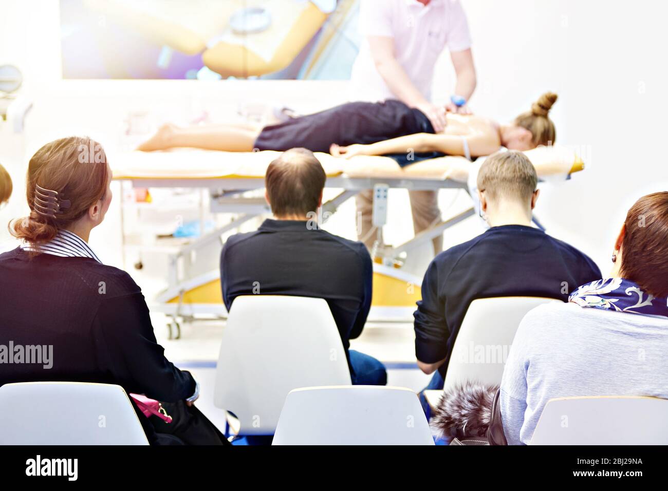 Massagetraining im medizinischen Klassenzimmer Stockfoto