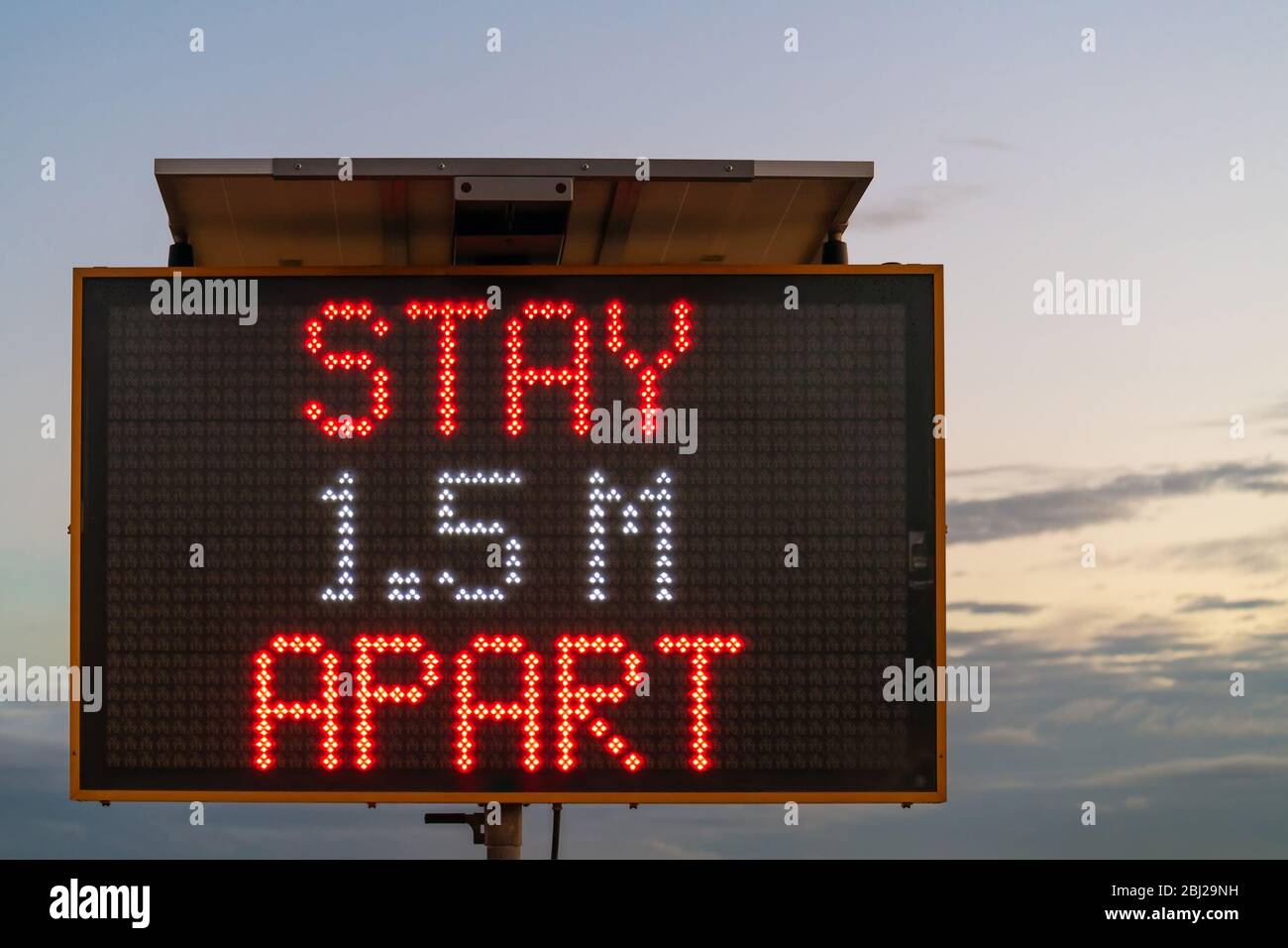 Banner für soziale Distanzierung in Adelaide, Südaustralien installiert Stockfoto