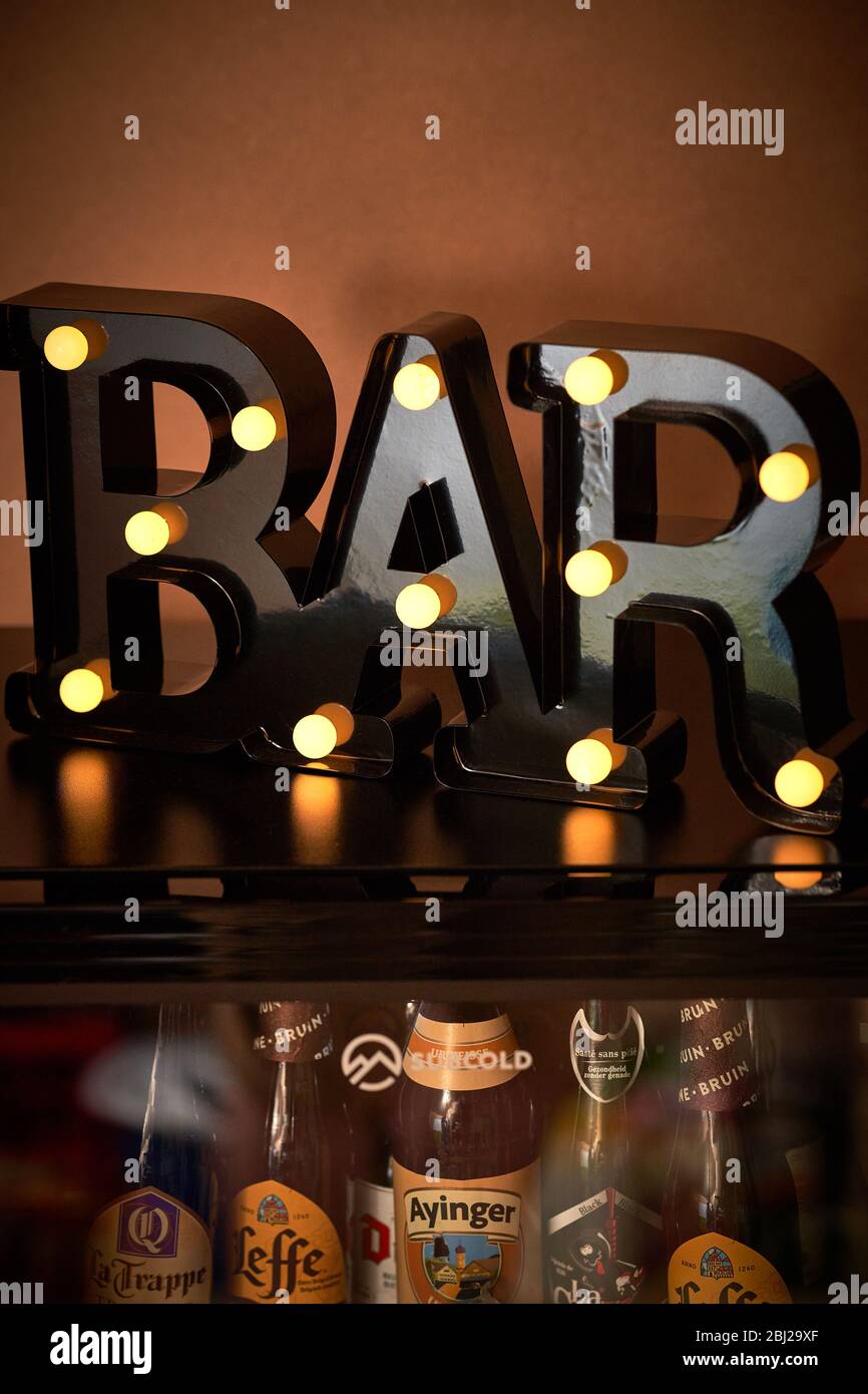 Bar Schild in Lichter sitzen auf Bier Kühlschrank Stockfotografie