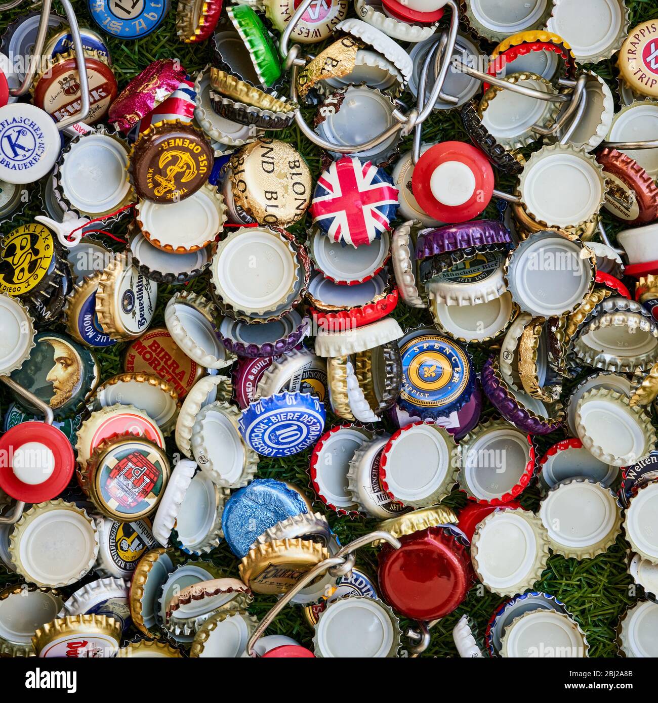 Große Auswahl an Bierflaschenplatten Stockfoto