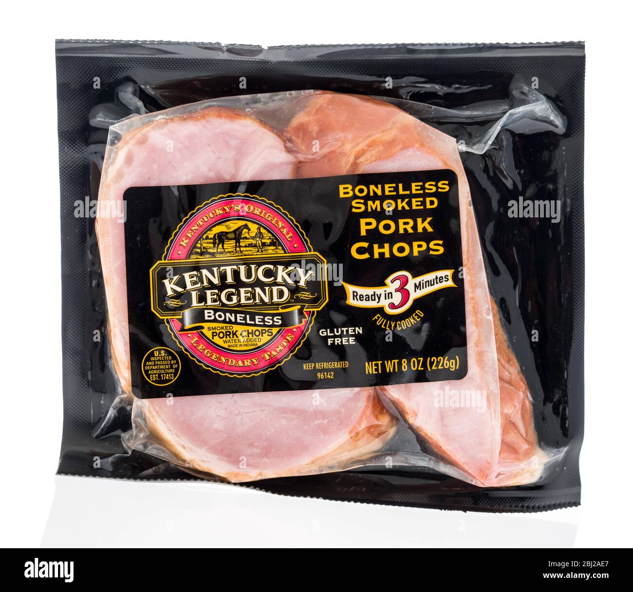 Winneconne, WI - 26. April 2020: Ein Paket von Kentucky Legend ohne Knochen geräucherten Schweinekoteletts auf einem isolierten Hintergrund. Stockfoto