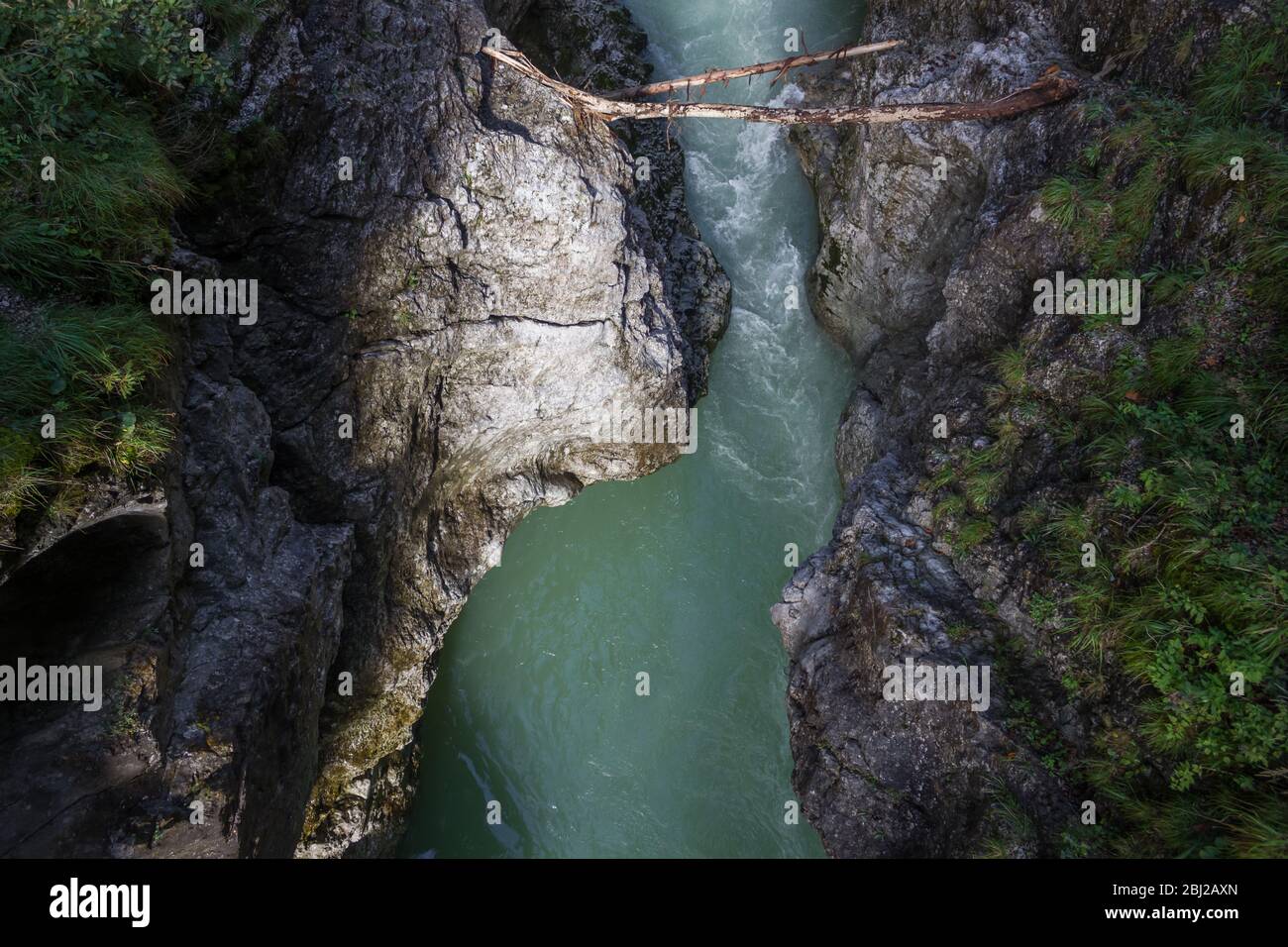 Luftaufnahme des alpinen Flusses, der durch die Schlucht fließt Stockfoto