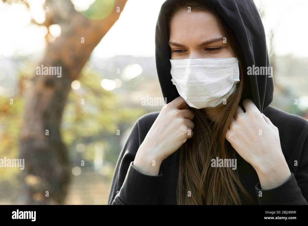 Frau, die während des Ausbruch des Coronavirus eine Gesichtsmaske trägt. Schutz vor Virusinfektionen und Industrieemissionen Stockfoto