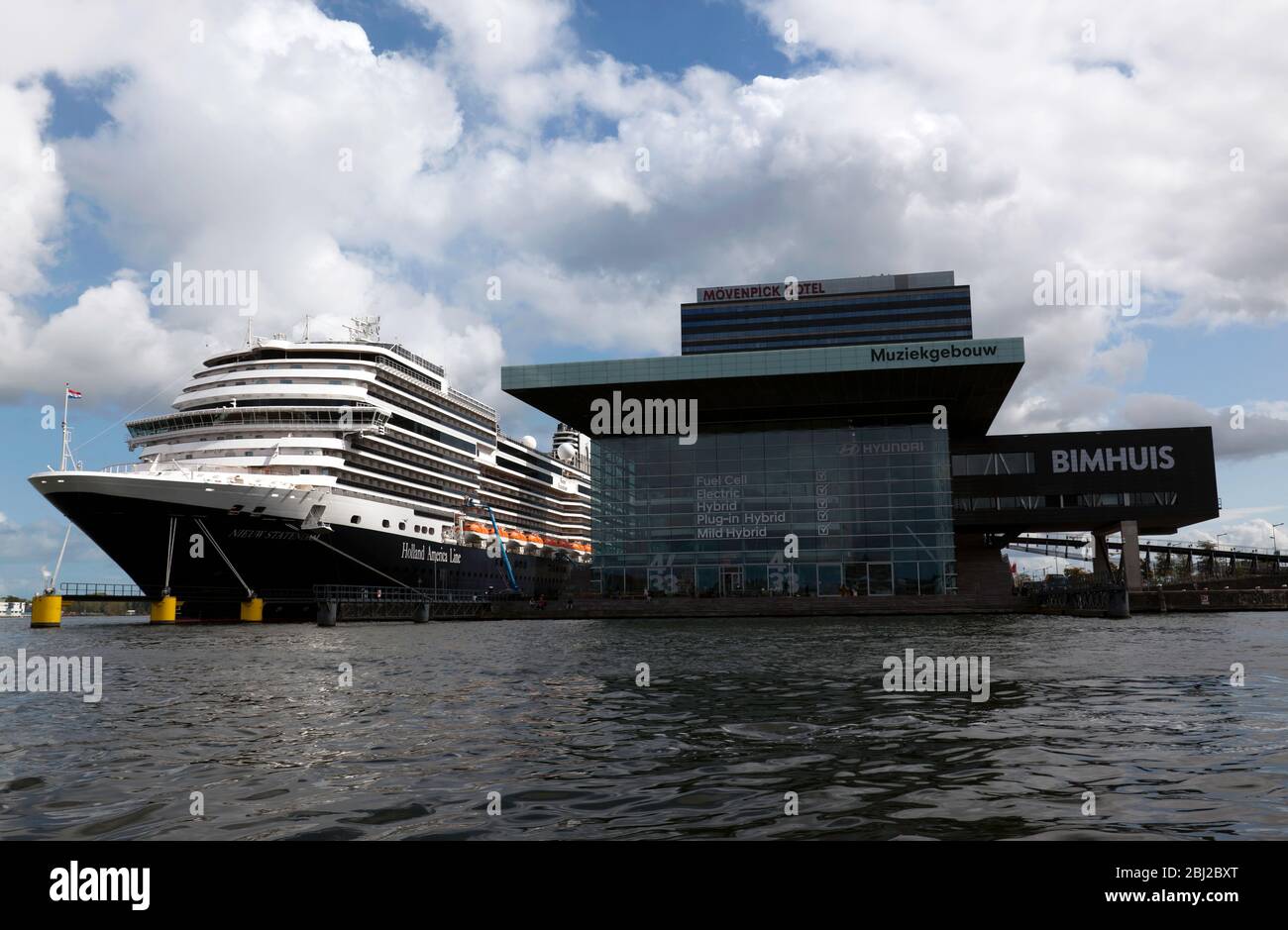 Das MS Nieuw Statendam von Holland America Line, das neben dem Muziekgebow im Amsterdamer Hafen liegt Stockfoto