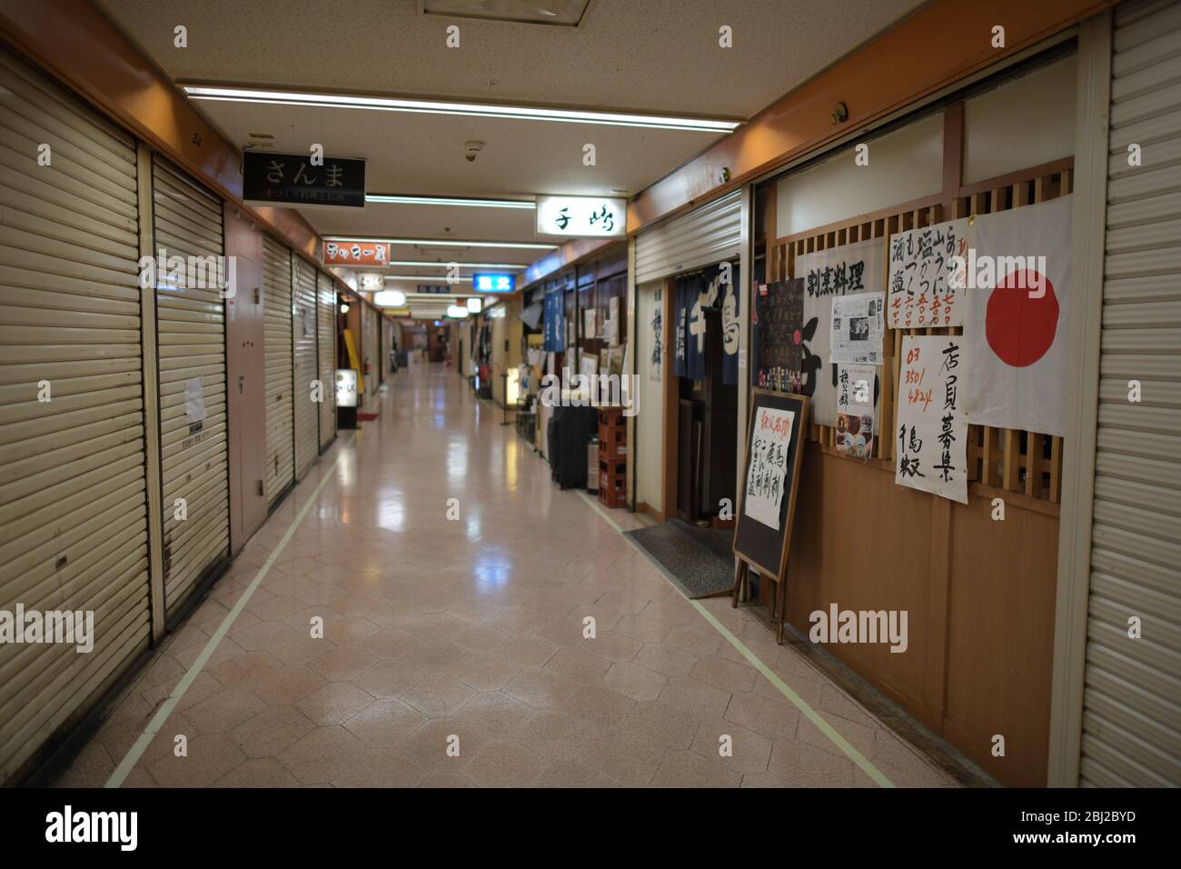 Dienstag. April 2020. TOKIO, JAPAN - APRIL 28: Auf diesem Foto sind Restaurants und Bars zu sehen, die während des COVID-19-Coronavirus-Ausbruchs am Dienstag, den 28. April 2020 in Tokio meist geschlossen sind. Der japanische Premierminister Shinzo Abe hat letzte Woche einen landesweiten Ausnahmezustand ausgerufen, in dem die Menschen aufgefordert werden, zu Hause zu bleiben, um die Ausbreitung des Coronavirus im ganzen Land zu verhindern. (Foto: Richard Atrero de Guzman/AFLO) Quelle: Aflo Co. Ltd./Alamy Live News Stockfoto