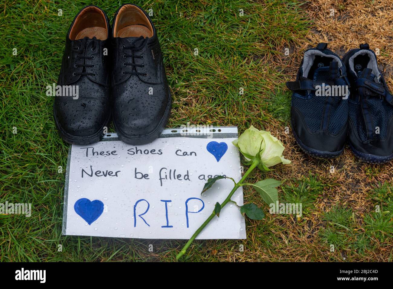 Leere Schuhe, die die Toten im Southend Hospital illustrieren, mit einer Schweigeminute, um an die Frontarbeiter zu erinnern, die an der COVID-19 gestorben sind Stockfoto