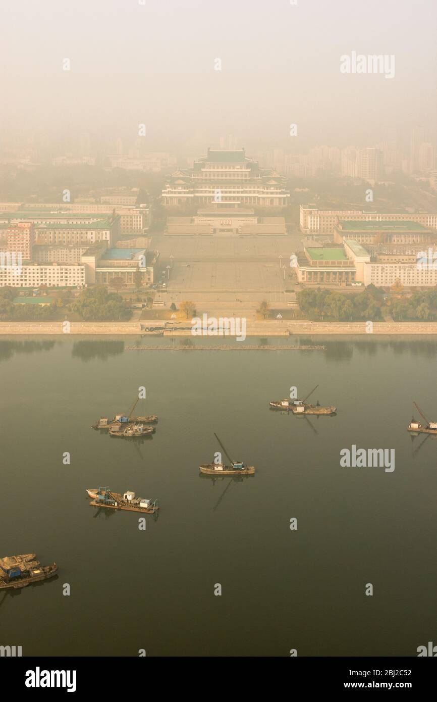 Pjöngjang / DPR Korea - 10. November 2015: Luftaufnahme des Kim Il-sung Platzes über dem Taedong Fluss im Morgennebel in Pjöngjang, Nordkorea Stockfoto