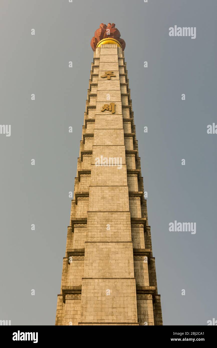 Pjöngjang / DPR Korea - 10. November 2015: 170 Meter hoher Juche-Turm, Denkmal in Pjöngjang, der Hauptstadt Nordkoreas, benannt nach der Ideologie von Juc Stockfoto