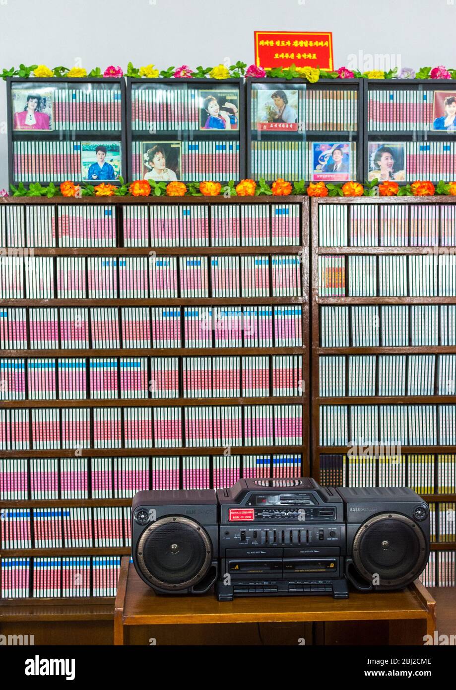 Pjöngjang / DPR Korea - 12. November 2015: Alte Kassettenspieler und CDs in einem Klassenzimmer im Grand People's Study House, einem Bildungszentrum, das offen ist Stockfoto