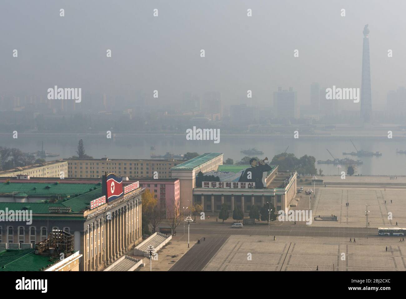 Pjöngjang / DPR Korea - 10. November 2015: Luftaufnahme des Kim Il-sung Platzes und des Juche Turms über den Taedong Fluss im Morgennebel in Pjöngjang, N Stockfoto