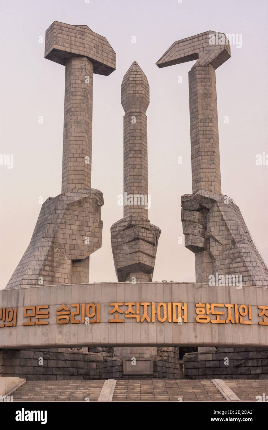 Pjöngjang / DPR Korea - 11. November 2015: Denkmal für Parteigründung in Pjöngjang, Nordkorea. Hammer, Sichel und Pinsel symbolisieren die Arbeiter, farme Stockfoto