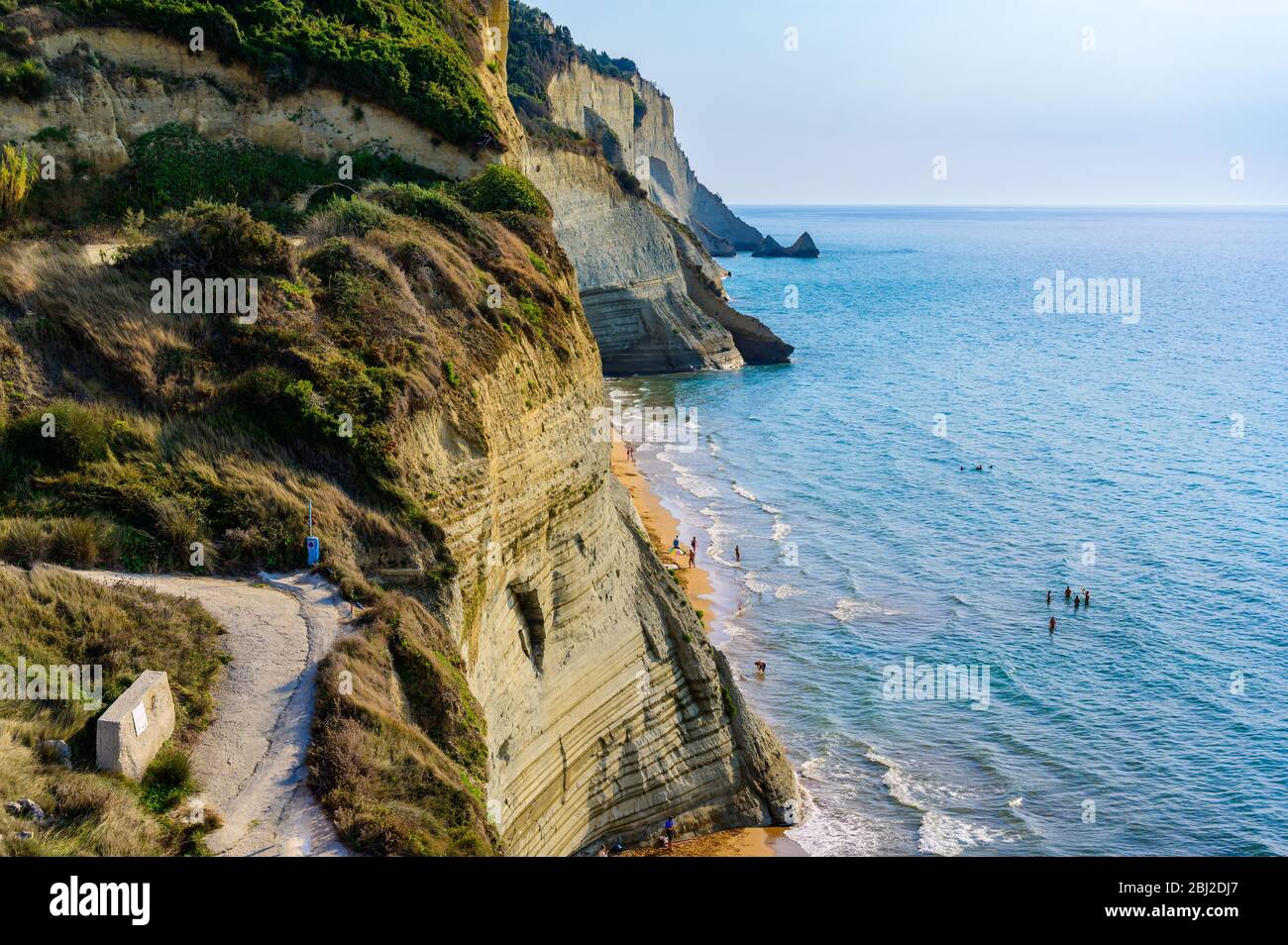 Loggas Beach in Peroulades ist ein paradiesischer Strand an hohen weißen Felsklippen und kristallklarem azurblauem Wasser in Korfu, nahe Cape Drastis, Ionische Insel Stockfoto