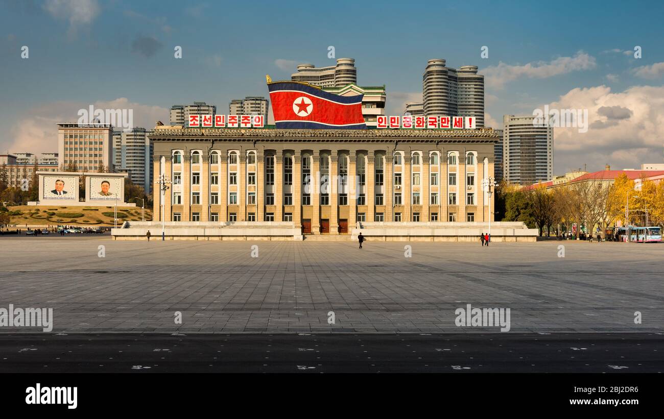 Pjöngjang / DPR Korea - 12. November 2015: Kim Il-sung Platz und Regierungsgebäude mit riesiger Nationalflagge der Demokratischen Volksrepublik geschmückt Stockfoto