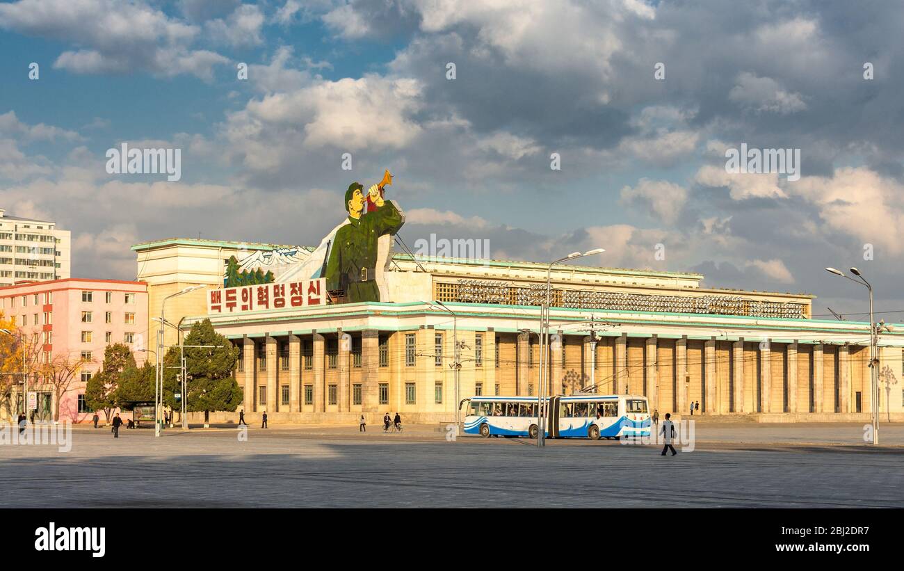 Pjöngjang / DPR Korea - 12. November 2015: Kim Il-sung Platz und Regierungsgebäude mit Fahnen und revolutionären Parolen geschmückt in Pjöngjang, Nein Stockfoto