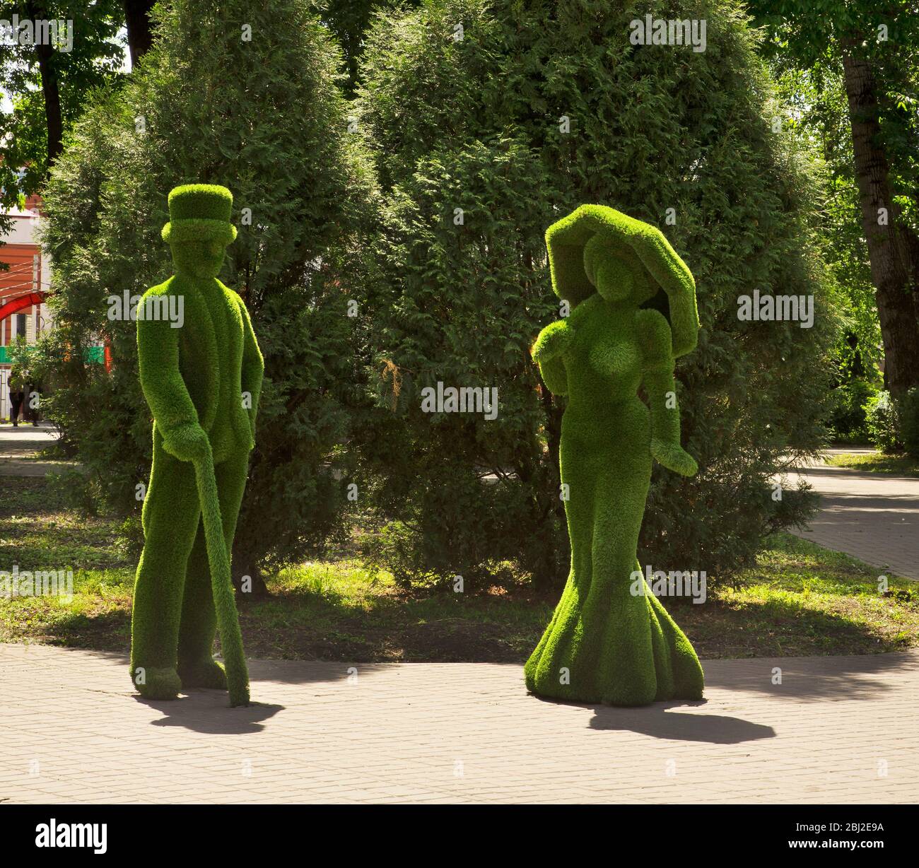 Grüne Skulptur von Dame mit Sonnenschirm und Herr am Unteren Park in Lipezk. Russland Stockfoto