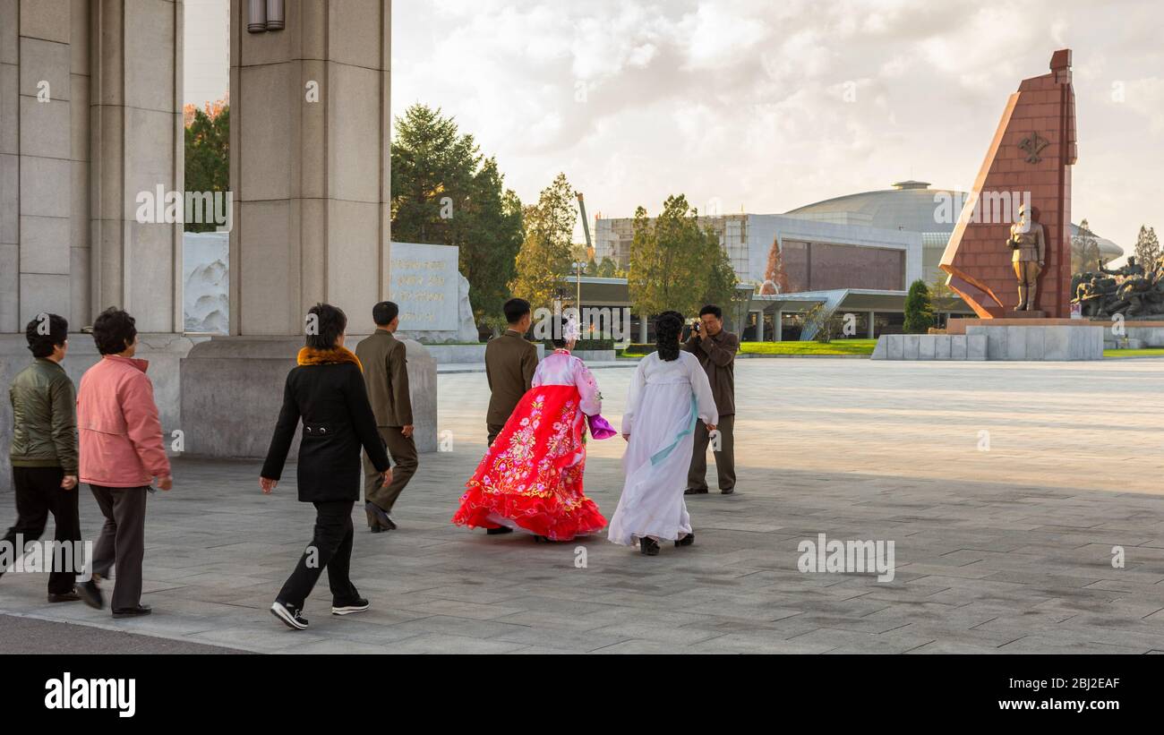 Pjöngjang / DPR Korea - 12. November 2015: Nordkoreanische Hochzeitsprozession betritt das dem Koreakrieg gewidmete Museum in Pjöngjang, Stockfoto