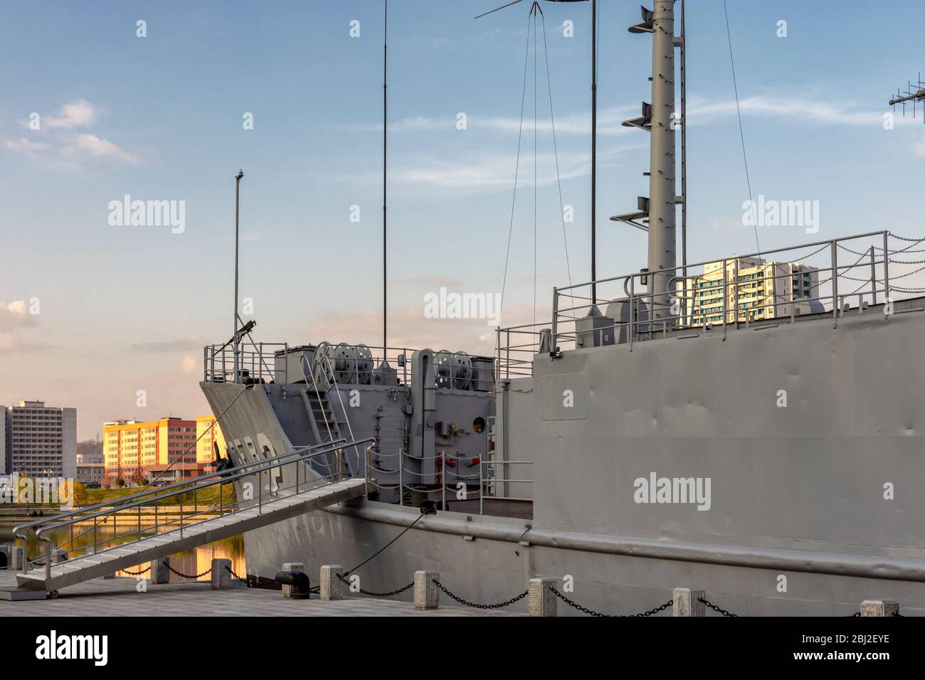 Pjöngjang / DPR Korea - 12. November 2015: Das 1968 von Nordkorea eroberte Spionageschiff USS Pueblo (AGER-2) wurde auf dem Siegerschiff war Mus ausgestellt Stockfoto