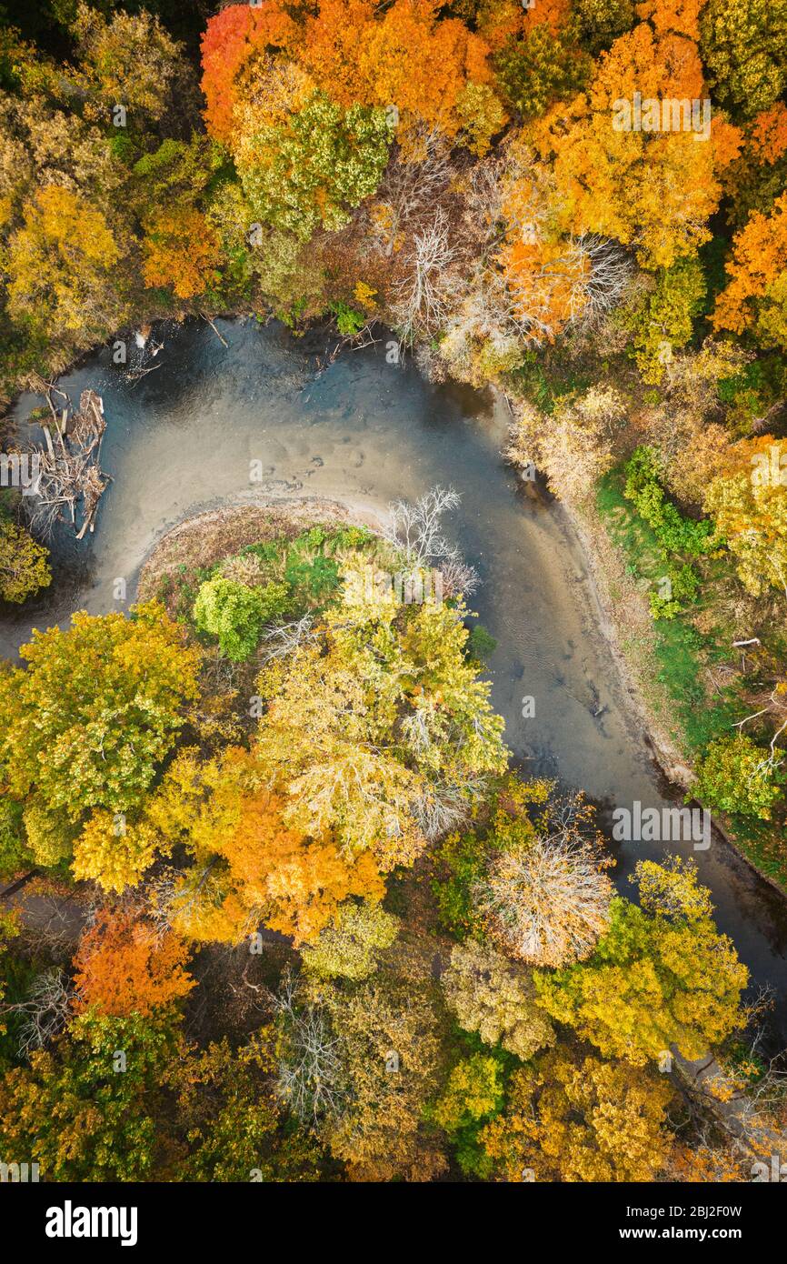 Blick über den Kopf auf Herbstfarben auf dem Clinton River in Sterling Heights, Michigan, USA Stockfoto