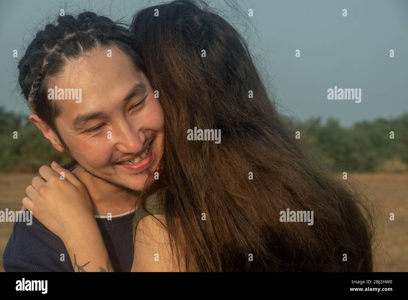 Junge Paare umarmen sich liebevoll an den Stränden von Nord-Goa, Indien Stockfoto