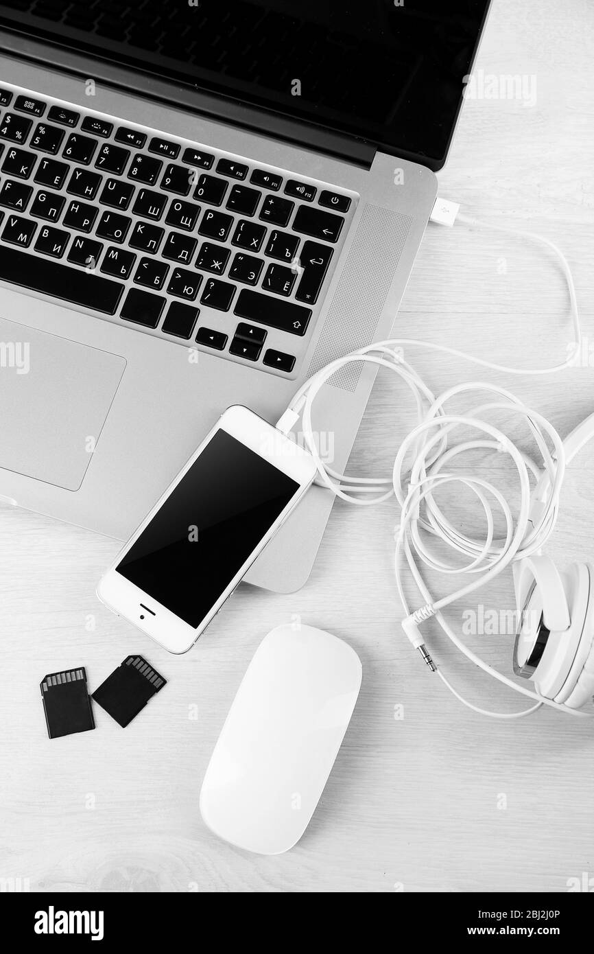 Computer-Peripheriegeräte und Laptop-Zubehör auf weißem Holzhintergrund Stockfoto