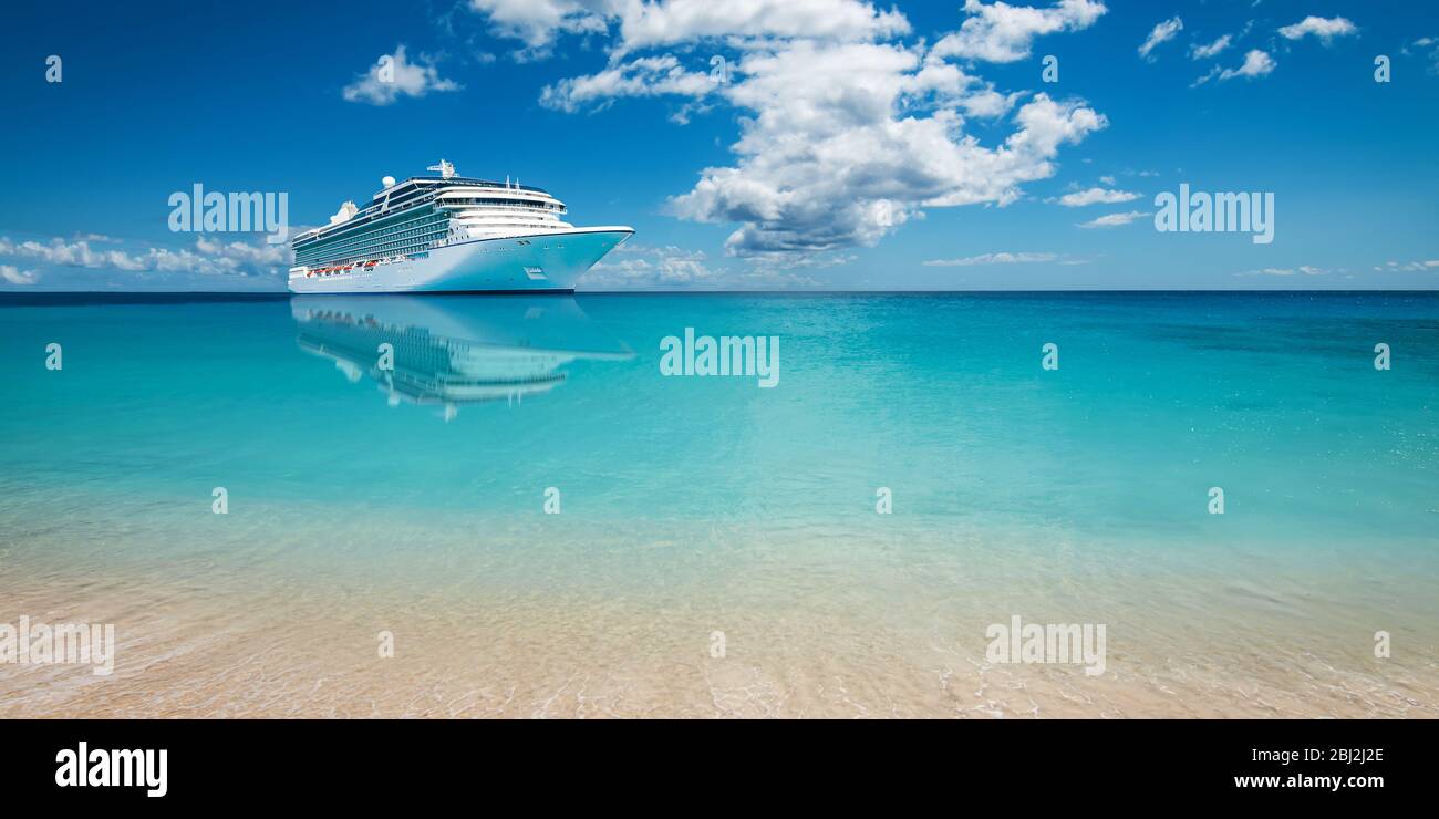 Kreuzfahrtschiff auf tropischem Meer. Panoramablick. Stockfoto