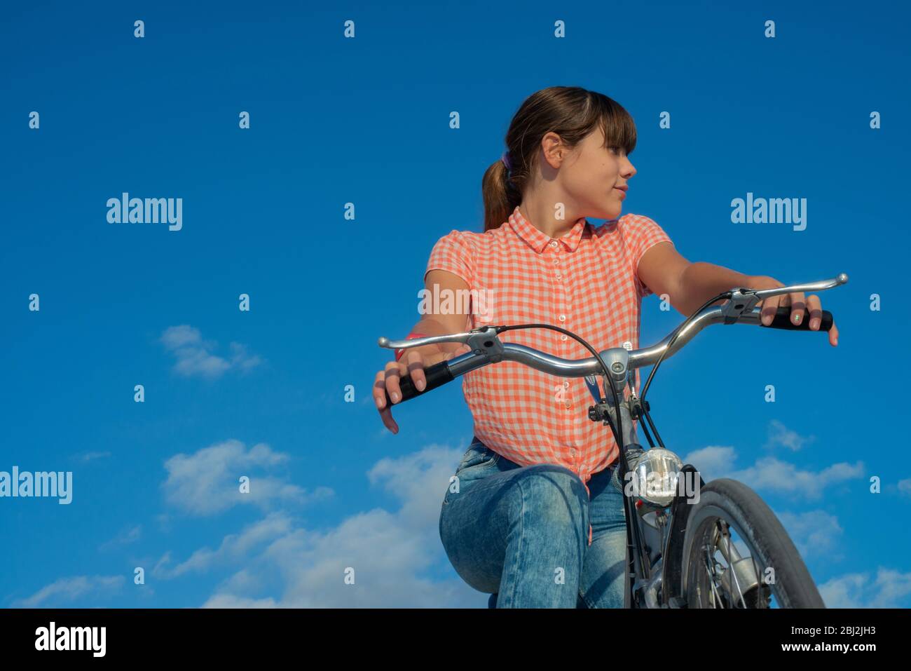 Mädchen auf dem Fahrrad - Kopierer Platz links Stockfoto