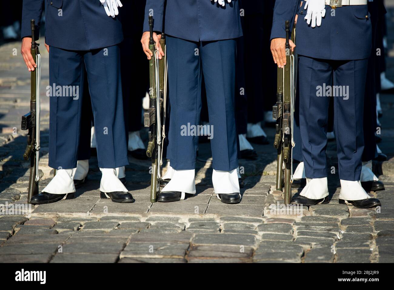 MSU Luftwaffe Kleinoffizier Berufsschüler mit blauen Uniformen warten in der Schlange am Gundogdu Platz am 29 Oktober Republik Tag der Türkei. Stockfoto