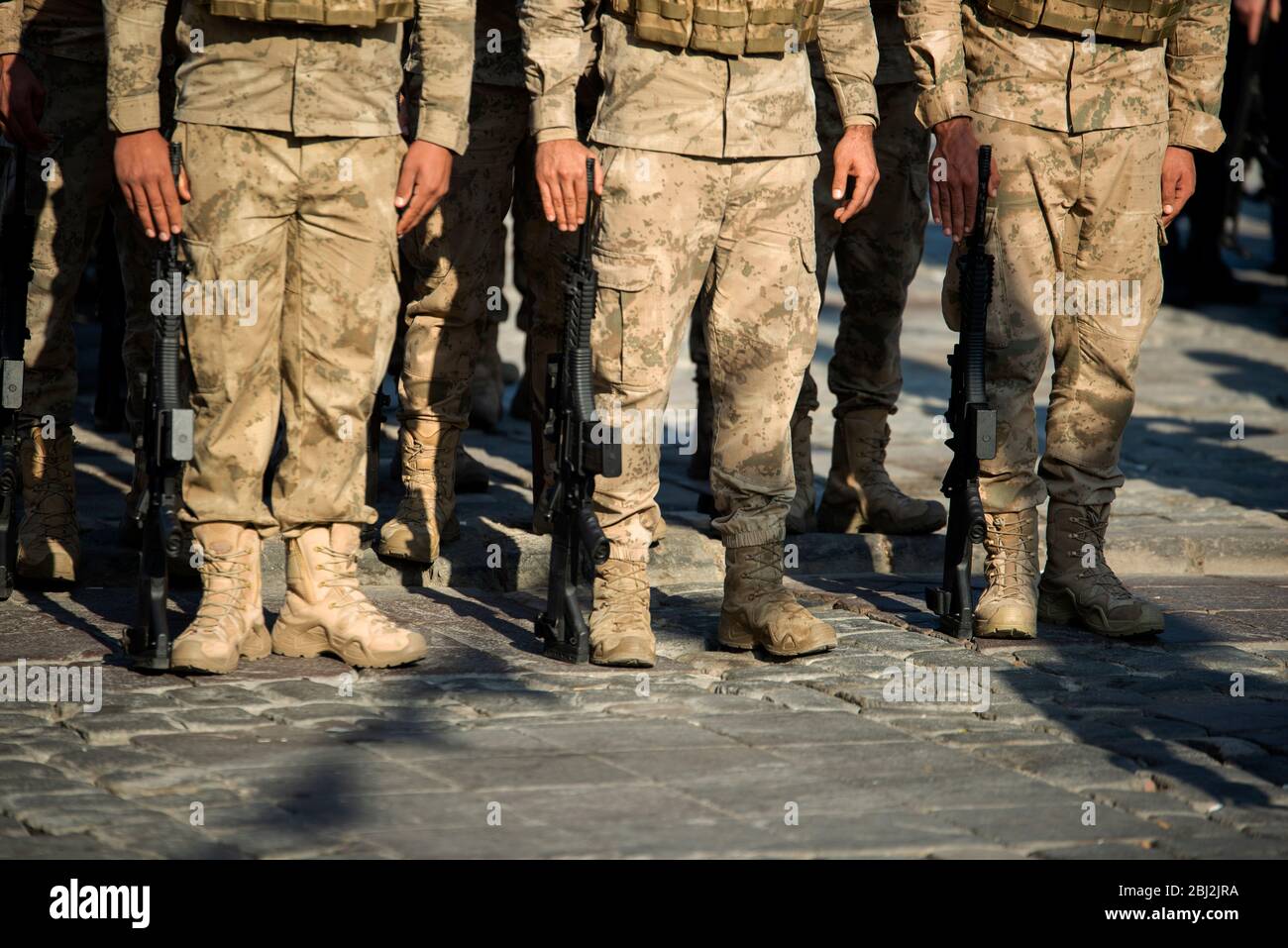 Türkische Soldaten warten in der Schlange mit Gewehren am Gundogdu Platz Izmir Türkei. Stockfoto