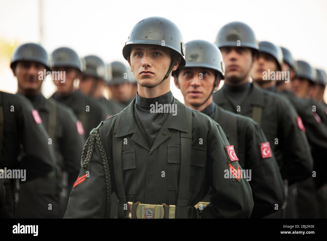 Izmir, Türkei - 29. Oktober 2019. Türkische Soldaten mit Helmen warten in der Schlange. Tag der Republik Türkei. Stockfoto