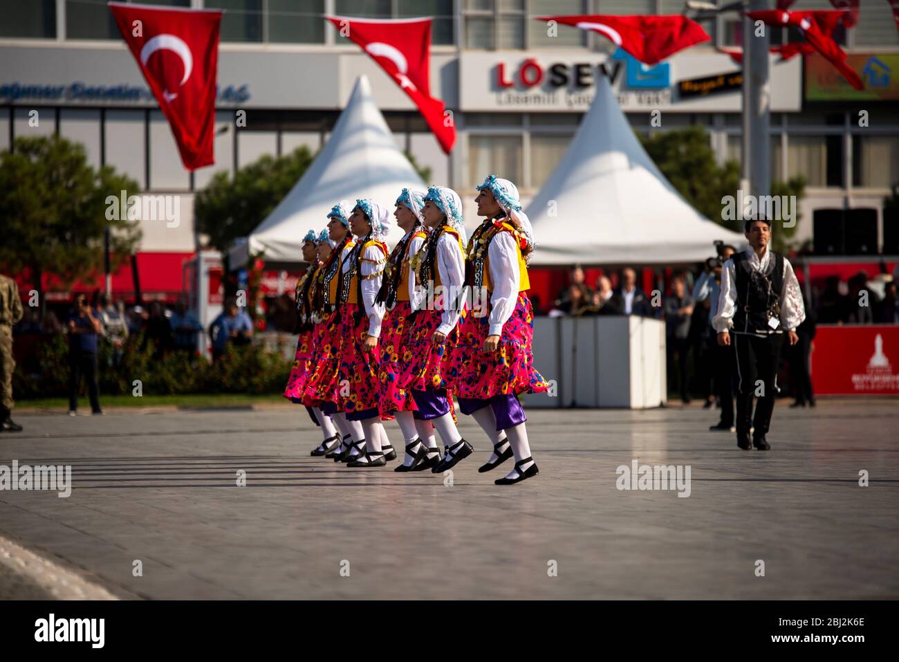 Izmir, Türkei - 29. Oktober 2019: Horon-Tänzer bei Feierlichkeiten zum 29. Oktober 2019 Tag der Republik Türkei, Izmir Konak Türkei. Platz Der Republik. Stockfoto