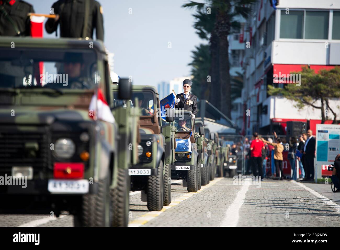 Izmir, Türkei - 29. Oktober 2019. Militärkonvoi SUV auf dem Platz der Republik Izmir Türkei am Tag der Republik Türkei. Stockfoto