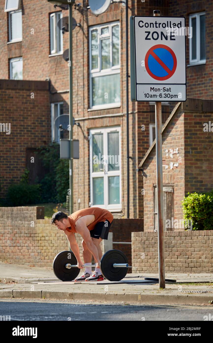 Krafttraining in einer Londoner Straße, da die Fitnessstudios während der Covid-19-Sperre geschlossen sind. East Finchley, London. April 2020 Stockfoto