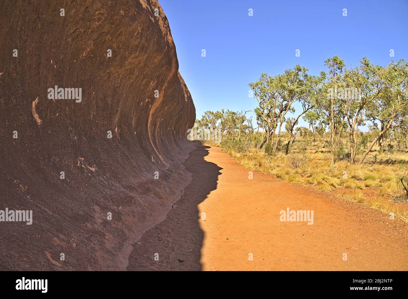 Ein Weg um den Ayers Rock an einem heißen Sommertag Stockfoto